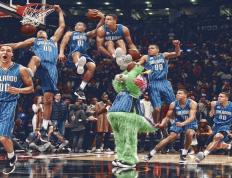 詹姆斯重要时刻大比分获胜，RNG带队取胜！观众掌声雷动